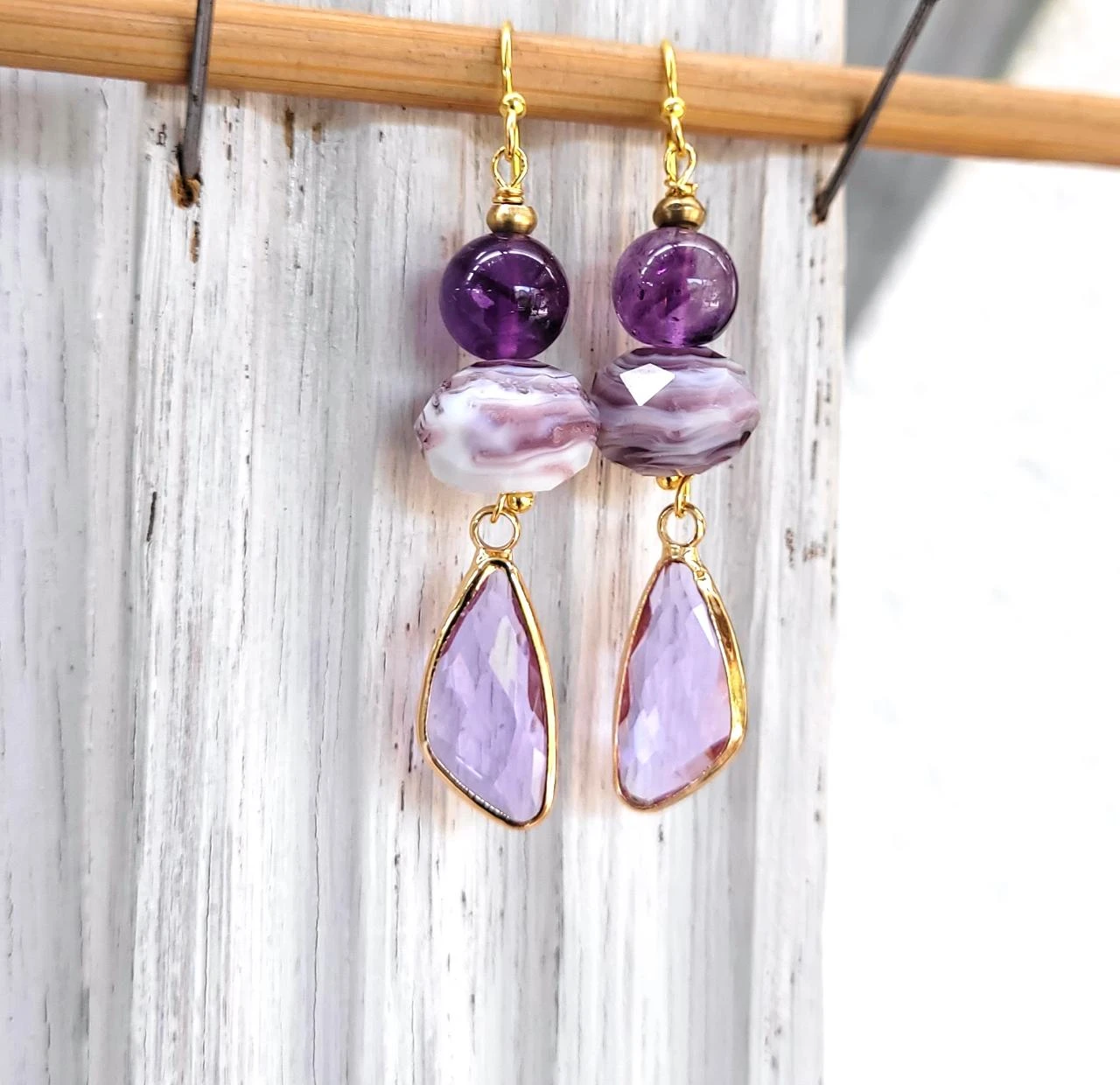 Boho chique oorbellen met amethistkralen, gefacetteerde glaskralen .. – photo 2